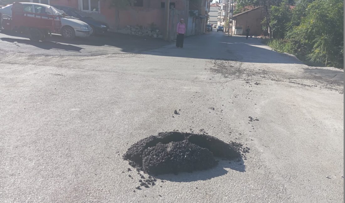Çankırı Belediyesi asfalt ve yama çalışmaları sonrasında etrafı temizlemeden bölgeden