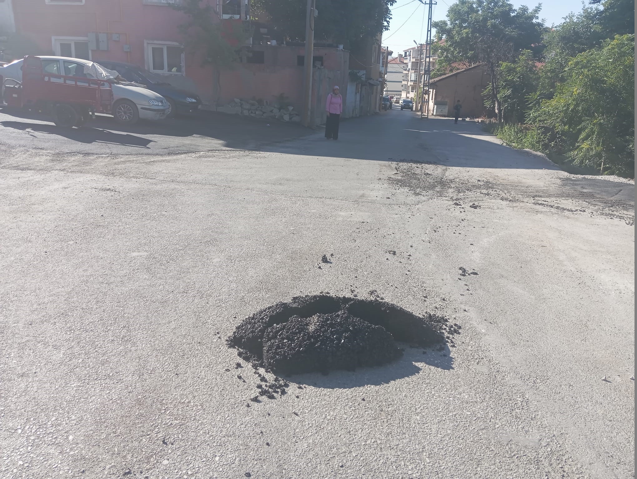Çankırı Belediyesi asfalt ve yama çalışmaları sonrasında etrafı temizlemeden bölgeden