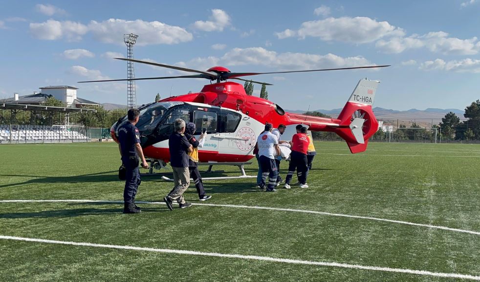 Çankırı’da ambulans helikopter, ayağını balya makinesine kaptıran kişi için havalandı Çankırı’nın Çerkeş ilçesinde ayağını balya makinesine kaptırması sonucu yaralanan kişi,