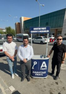 Anahtar Parti Çankırı İl Başkanı Burak Ak, üniversite öğrencilerine yardım