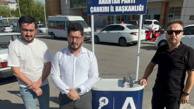 Anahtar Parti Çankırı İl Başkanı Burak Ak, üniversite öğrencilerine yardım