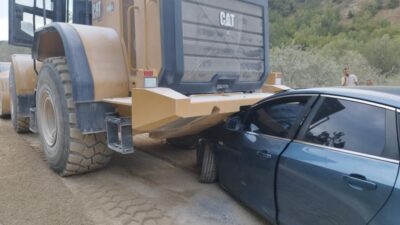 Çankırı’nın Çerkeş ilçesinde iş makinesinin çarpıp sürüklediği otomobilin altında kalan
