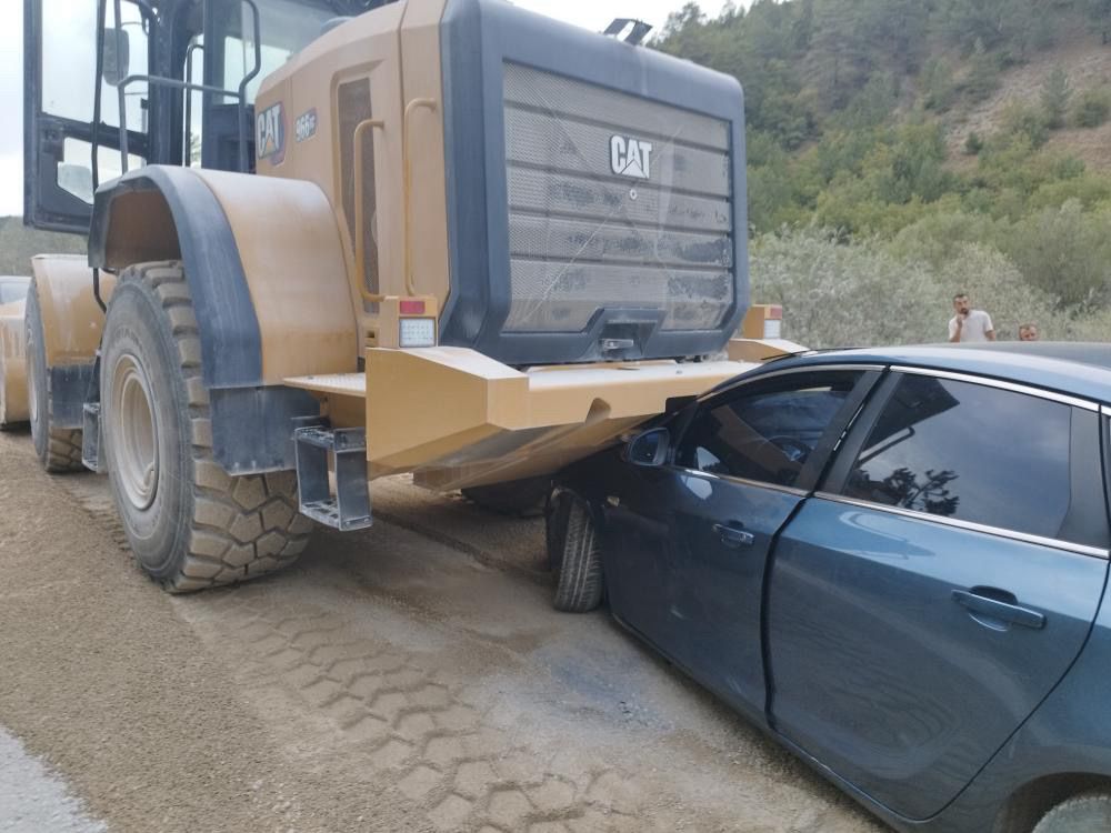 Çankırı’nın Çerkeş ilçesinde iş makinesinin çarpıp sürüklediği otomobilin altında kalan