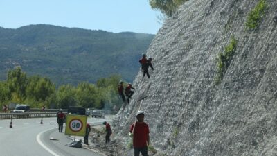 Ilgaz’da kara yollarının düz topografyalardan geçtiği gibi dik yamaçların yarılarak,