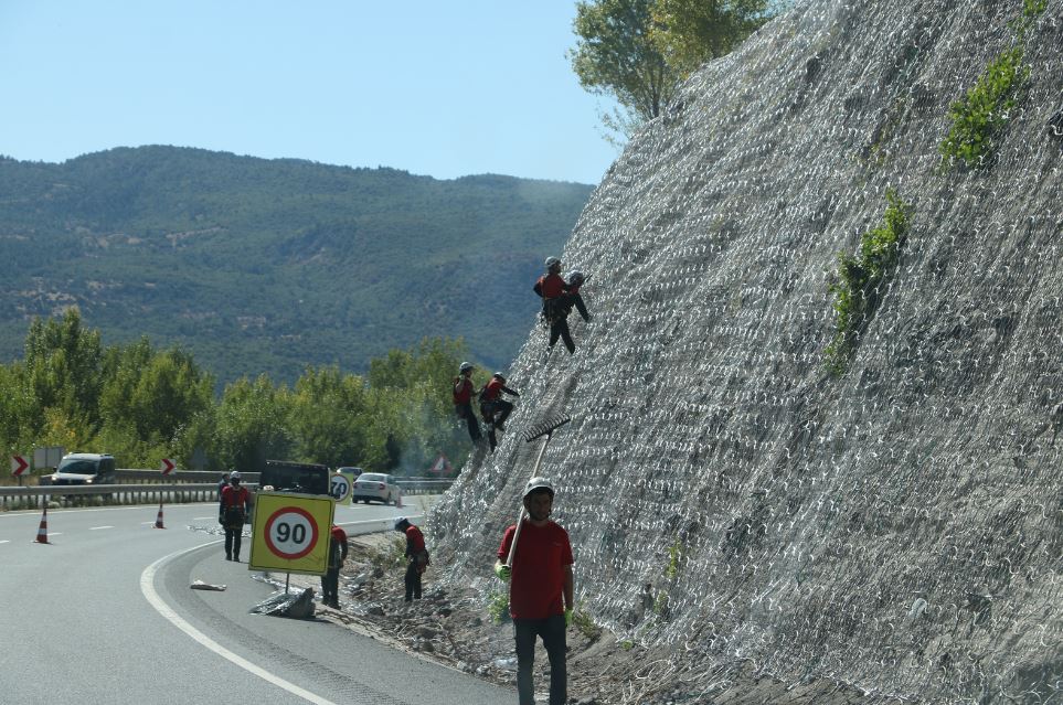 Ilgaz’da kara yollarının düz topografyalardan geçtiği gibi dik yamaçların yarılarak,