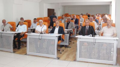Meclis toplantılarının geç başlamasına MHP grubu tepki göstererek salonu terk