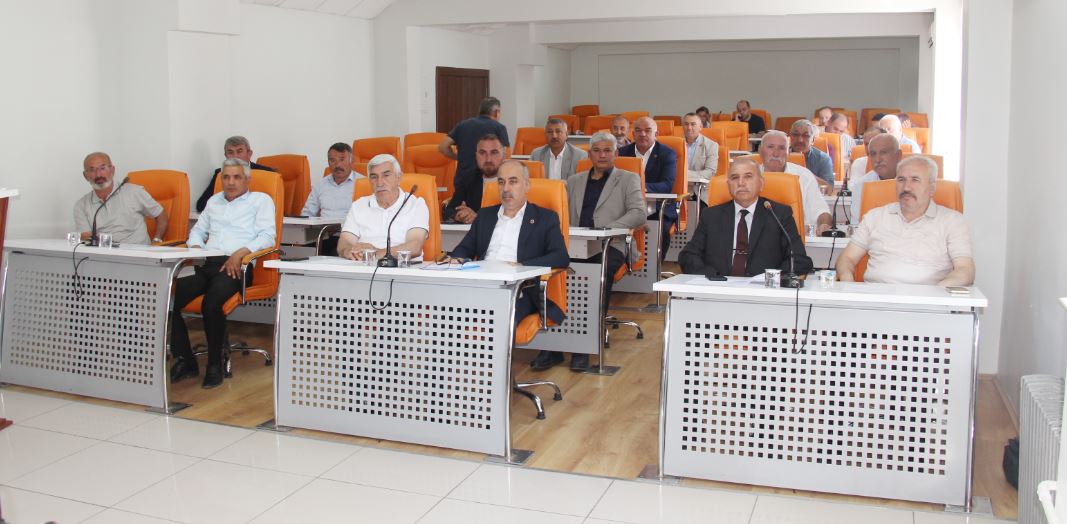 Meclis toplantılarının geç başlamasına MHP grubu tepki göstererek salonu terk