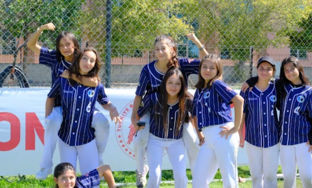 Şehit Yahya Coşkuner Ortaokulu Softbol’da Türkiye Şampiyonu Oldu Türkiye Ragbi Federasyonu’nun müsabaka takviminde yer alan U15 Softbol Türkiye