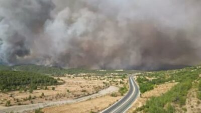 Çankırı’nın komşu illeri Kastamonu ile Karabük sınırındaki iki orman yangınını