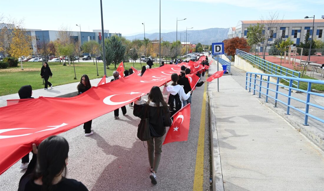 ÇAKÜ’de 102. Yıl Coşkusu: 102 Metrelik Türk Bayrağıyla Cumhuriyet Yürüyüşü Çankırı Karatekin Üniversitesi’nde Cumhuriyetin 102. yılı, “Türkiye Cumhuriyeti” konulu konferans