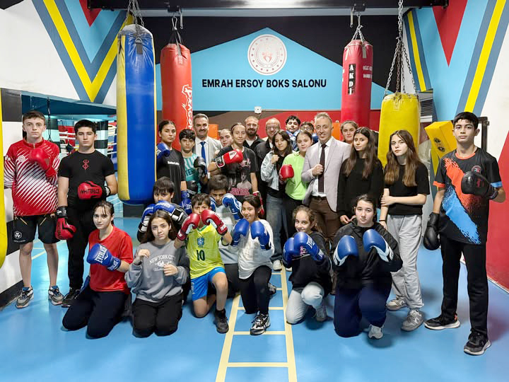 Emrah Ersoy Boks Salonu’nda devam eden boks antrenmanlara Çankırı Gençlik