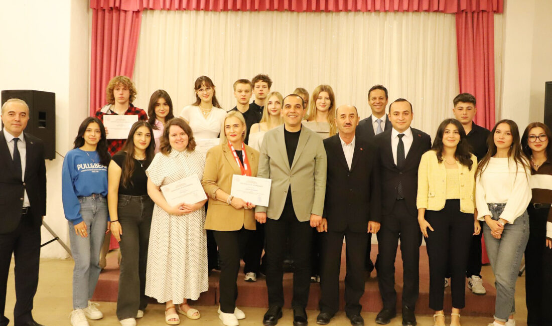 Vali Taşolar, yabancı öğrencilere sertifika verdi Vali Fırat Taşolar, Avrupa Birliği Erasmus+ Okul Eğitimi Programı kapsamında