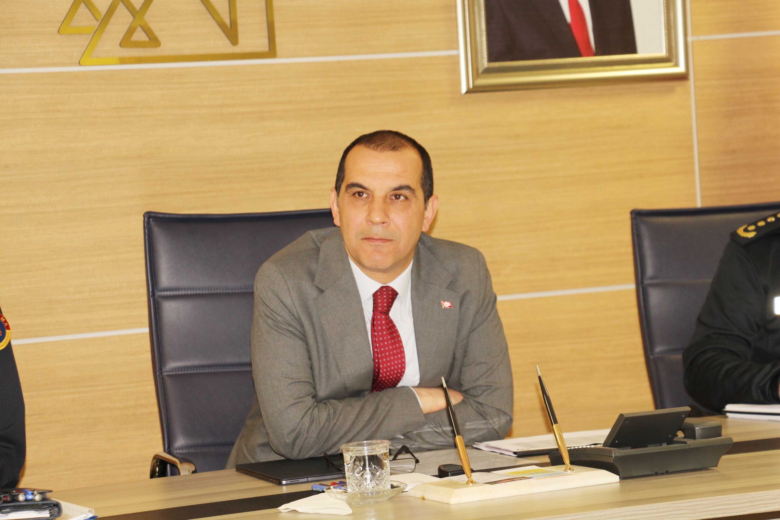 Çankırı Valisi M. Fırat Taşolar, Valilik Toplantı Salonunda gazetecilerle buluştu.