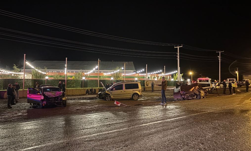 Çankırı’da 3 aracın karıştığı trafik kazasında 1’i ağır 9 kişi