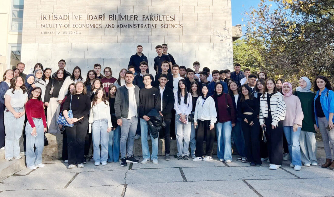 Nevzat Ayaz Sosyal Bilimler Lisesi öğrencilerinden Ankara’daki üniversitelere tanıtım gezisi Nevzat Ayaz Sosyal Bilimler Lisesi, “Hedefimi Belirliyorum Projesi” kapsamında öğrencilerinin