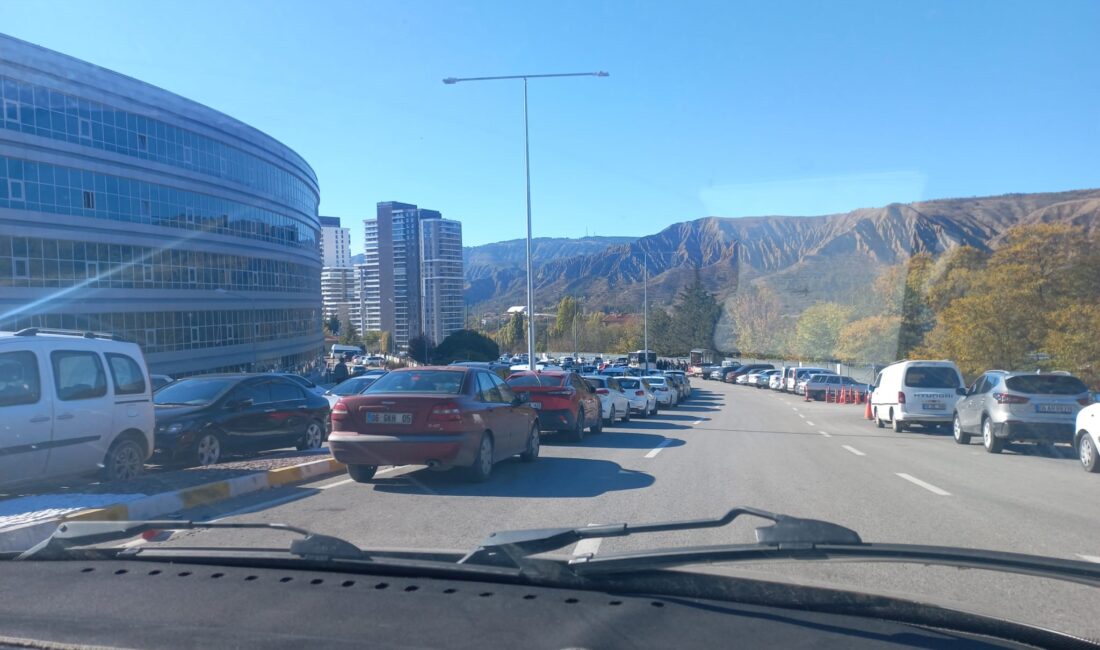 Park yeri bulmak randevu almaktan daha zor Çankırı Devlet Hastanesinin bırakın yanına etrafına park etmek hastaneye randevu