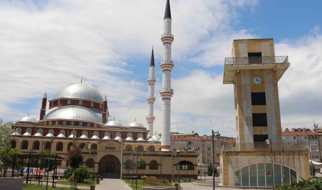 Ahmet Yesevi Cami meydanındaki saat kulesi yıkılacak 2015 yılında dönemin Ankara Büyükşehir Belediye Başkanı Melih Gökçek tarafından