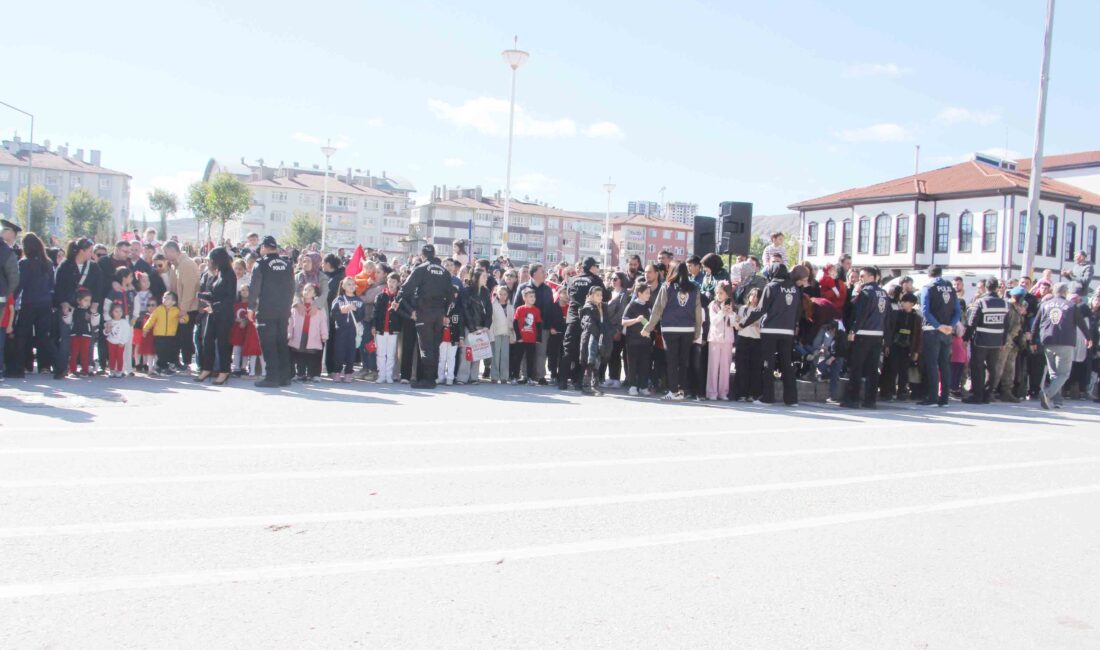 Daracık alanda tören yapma geleneği sürüyor Bu bayramda vatandaşlar bayramın coşkusunu yaşayamadı