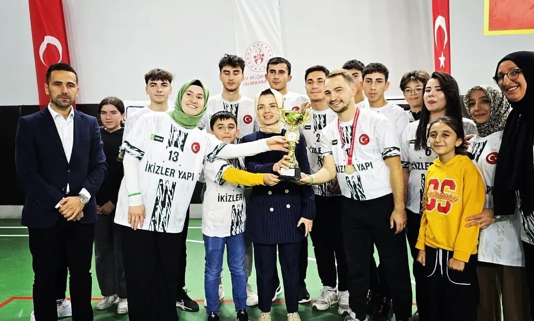 Atkaracalar’da şampiyon Yeşilay! Atkaracalar ilçesinde düzenlenen Kaymakamlık Kupası Voleybol Turnuvası final mücadelesiyle sona