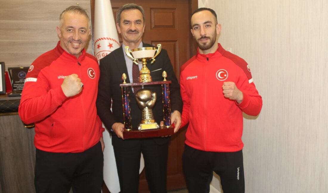 Cem Yurtsever dünya 2. Oldu. 21-23 Kasım tarihlerinde Paris’te düzenlenen Savate Combat Dünya Şampiyonası’nda sporcumuz