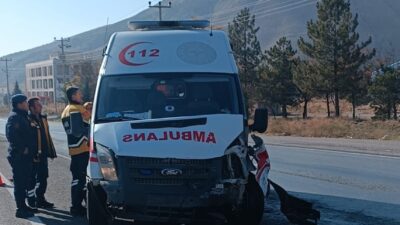 ÇANKIRI (AA) – Çankırı’da ambulansla otomobilin çarpıştığı kazada 1 kişi yaralandı.