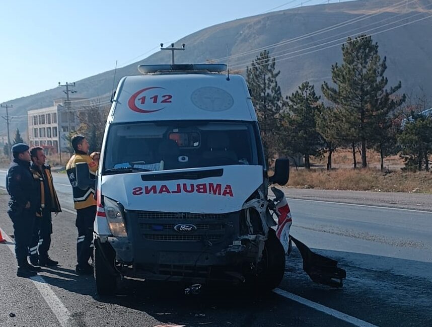 ÇANKIRI (AA) – Çankırı’da ambulansla otomobilin çarpıştığı kazada 1 kişi yaralandı.