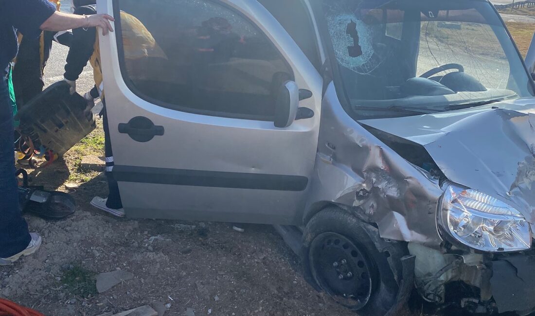 ÇANKIRI (AA) – Çankırı’da hafif ticari araç ile otomobilin çarpışması sonucu