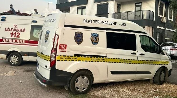 Polis memuru, eşi ve 2 çocuğunu öldürdü! Cenazeler Çankırı’da toprağa verilecek Antalya’nın Kepez ilçesinde yaşayan polis memuru Muharrem Gıyar (36) tarafından