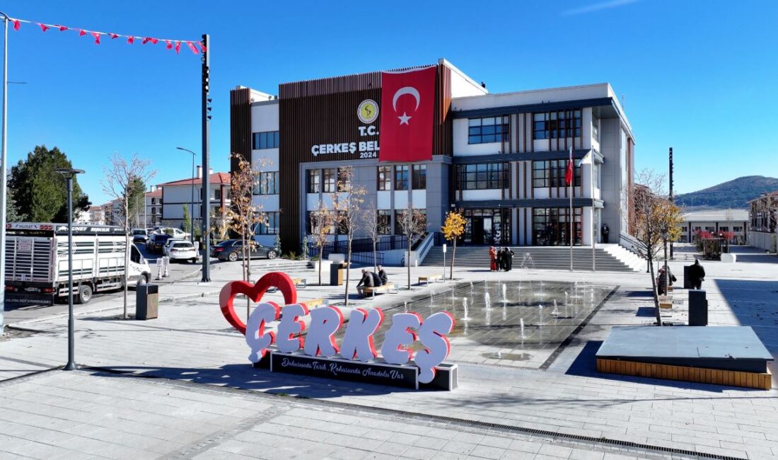 Çerkeş’in Kalbi Yeniden Atıyor: Kent Meydanı Hizmete Açıldı Çerkeş Belediyesi’nin vizyon projeleri arasında yer alan Kent Meydanı, tamamlanarak