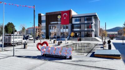 Çerkeş Belediyesi’nin vizyon projeleri arasında yer alan Kent Meydanı, tamamlanarak