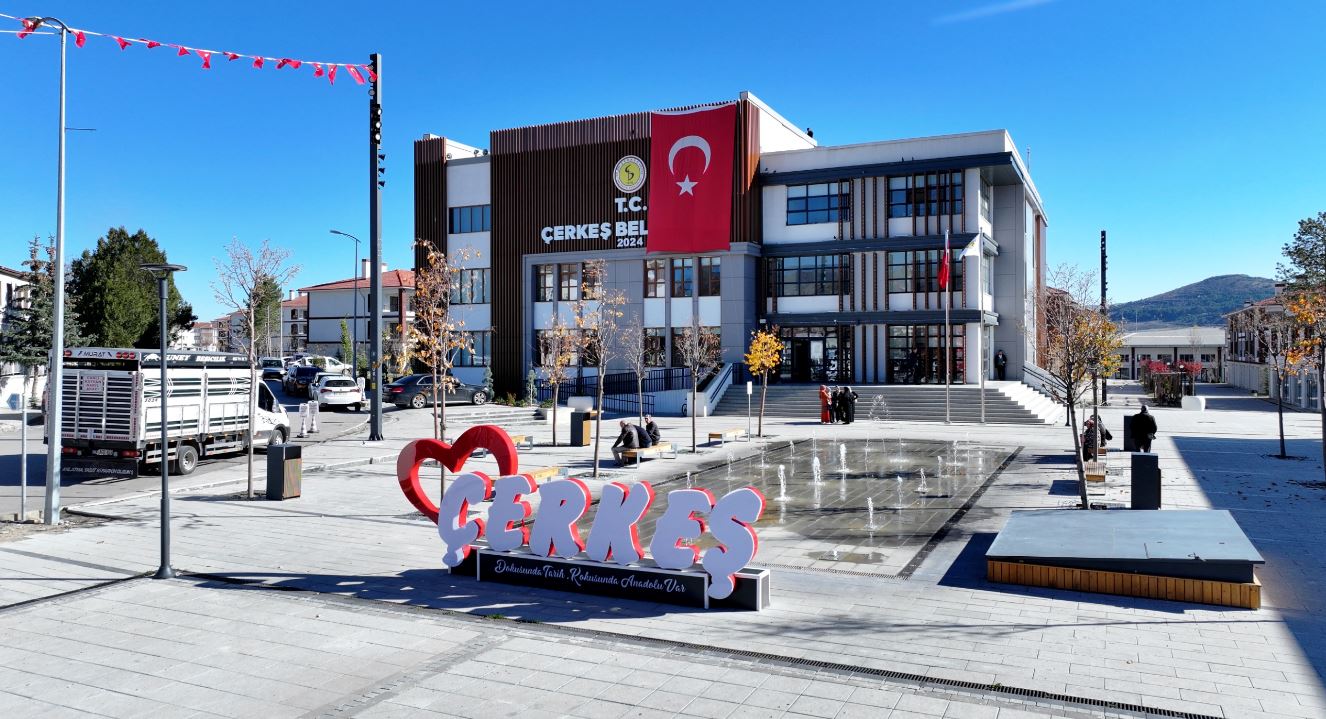 Çerkeş Belediyesi’nin vizyon projeleri arasında yer alan Kent Meydanı, tamamlanarak