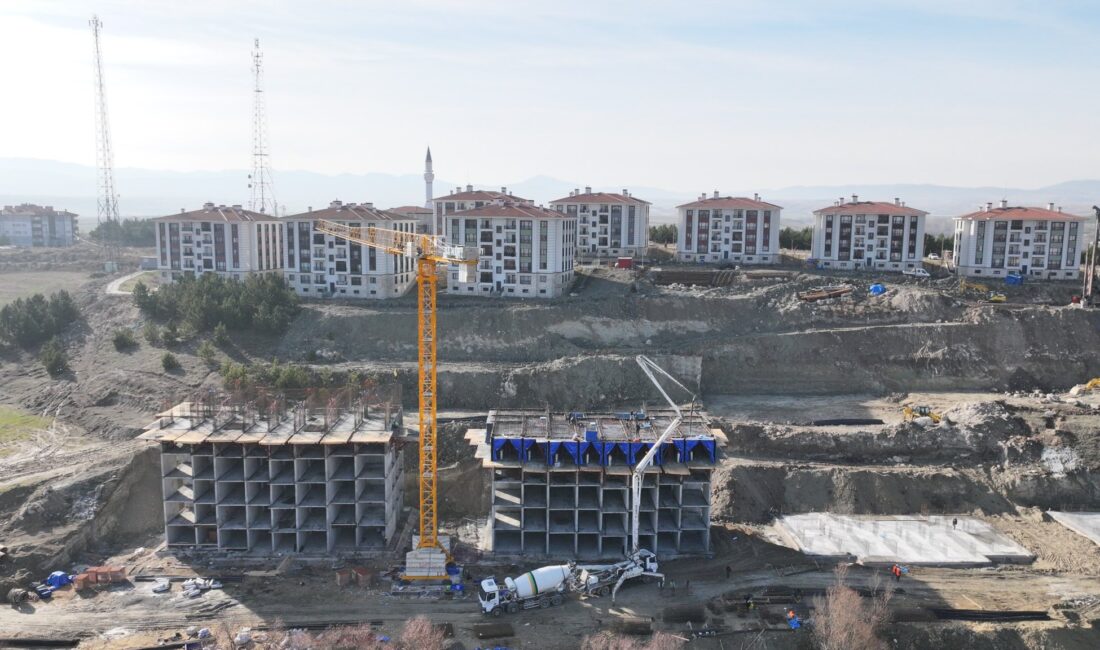 Çerkeş’te 3. Etap TOKİ yükseliyor Çankırı’nın Çerkeş ilçesinde 3. Etap 149 konutluk TOKİ projesinde çalışmalar