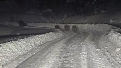 ÇANKIRI’da kardan kapanan yolda çalışma yapan İl Özel İdaresi ekipleri