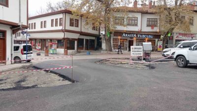 Belediyenin asfalt çalışmasını gören vatandaşlar, “Hangi düşünceyle böyle bir şey