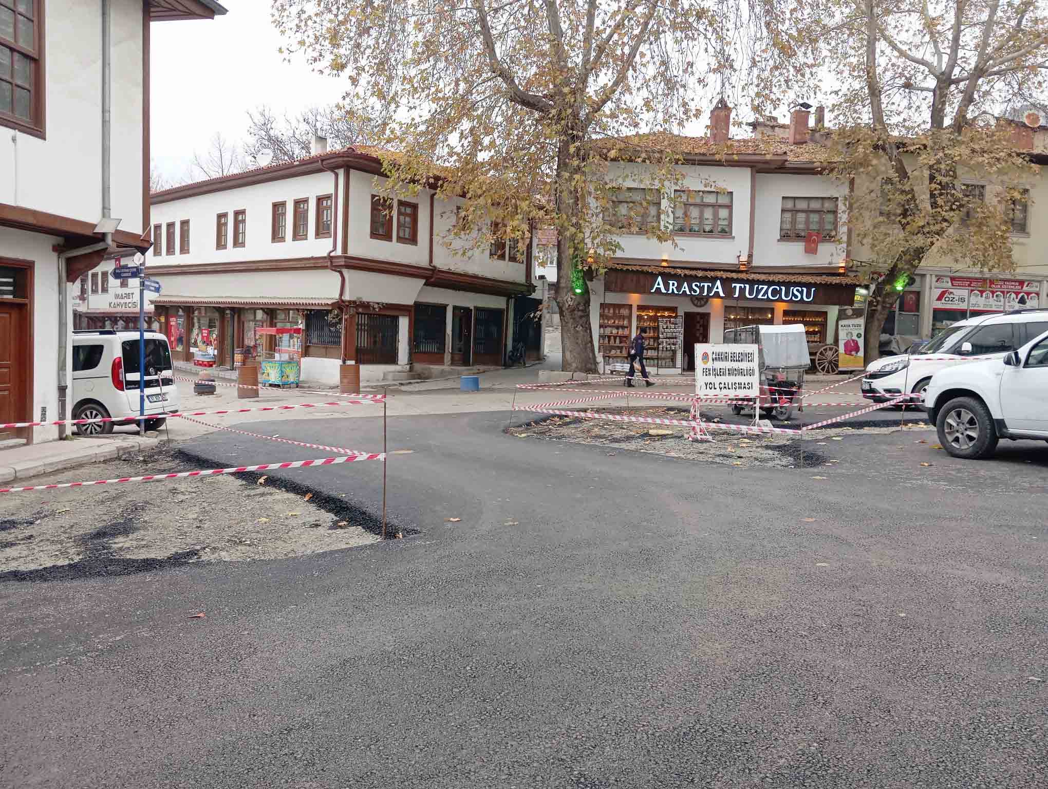 Belediyenin asfalt çalışmasını gören vatandaşlar, “Hangi düşünceyle böyle bir şey
