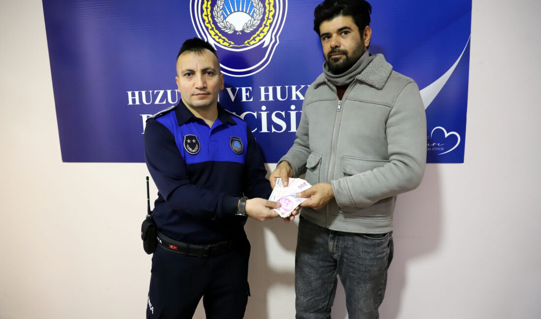 ATM’de Unutulan 5 Bin TL Sahibine Ulaştırıldı Çankırı’da hafta sonu Pazar Pazarı alanında bulunan bir ATM’de unutulan
