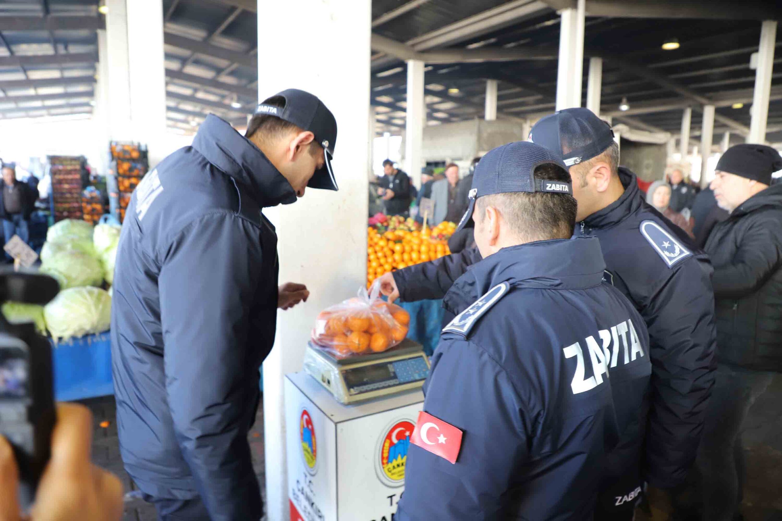Çankırı Belediyesi Zabıta ekipleri, vatandaşların güvenli ve sağlıklı alışveriş yapabilmesi