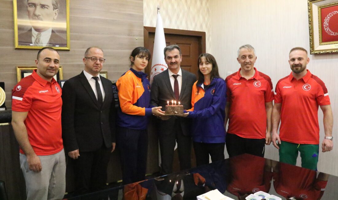 Çankırı Boks Ailesinden Anlamlı Vefa Çankırı Gençlik ve Spor İl Müdürü Sadık Ak’a desteklerinden dolayı