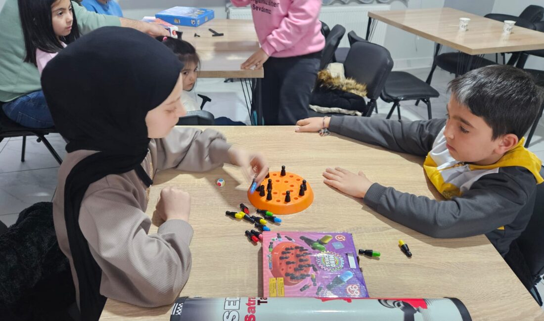 Yeşilay, çocukları sevindirdi Yeşilay Atkaracalar İlçe Başkanlığı tarafından çocuklara yönelik etkinlik gerçekleştirildi. Şubeden