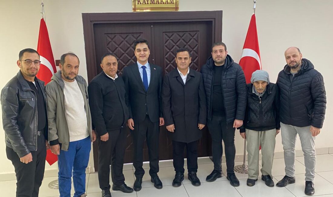 Yakadere köylülerinden Kaymakam Tiyek’e ziyaret Çankırı’nın Yapraklı ilçesine bağlı Yakadere köyü sakinleri ilçe kaymakamı Mehmet