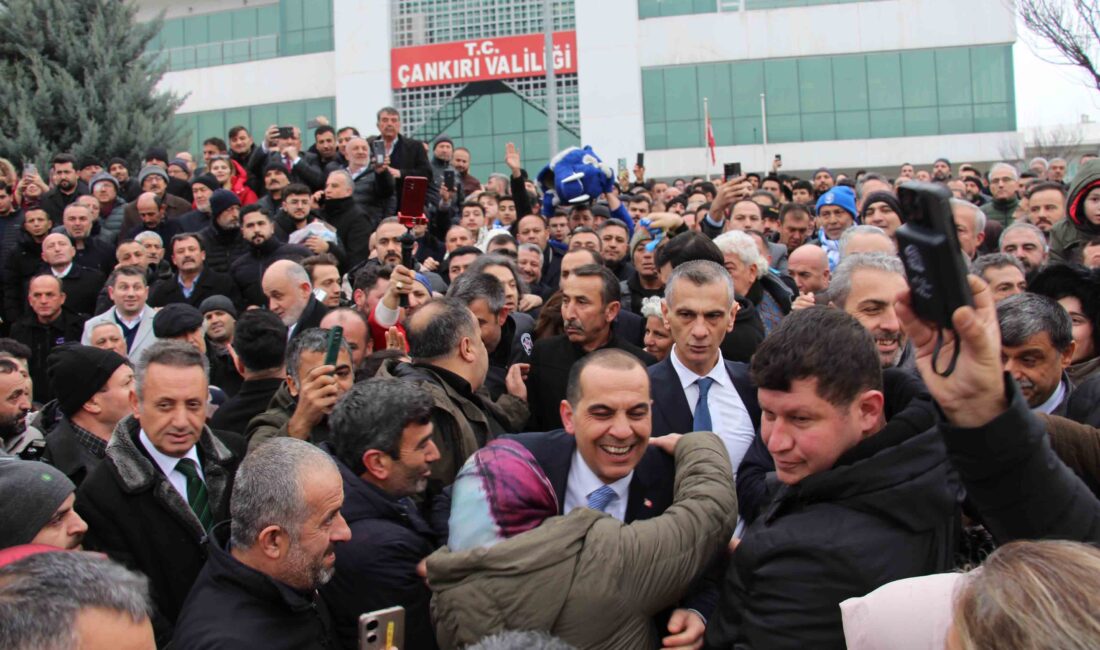 Gözyaşlarıyla veda eden Vali Taşolar’ı binlerce kişi uğurladı Çankırı Valisi iken Iğdır Valiliğine görevlendirilen Vali Fırat Taşolar, gözyaşlarıyla