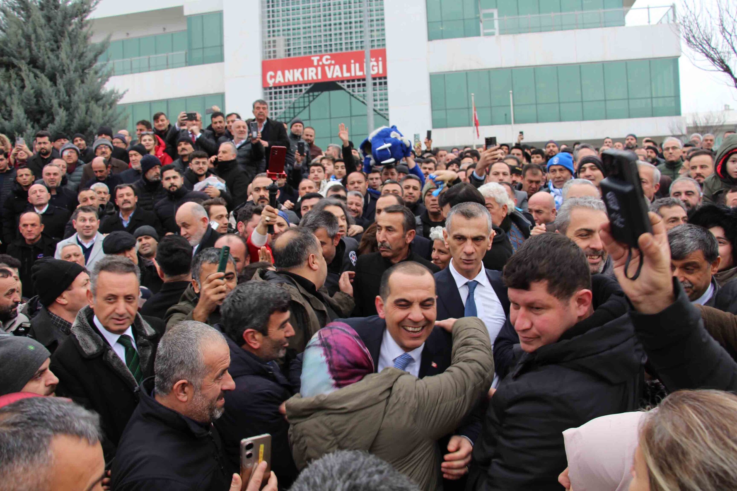 Çankırı Valisi iken Iğdır Valiliğine görevlendirilen Vali Fırat Taşolar, gözyaşlarıyla