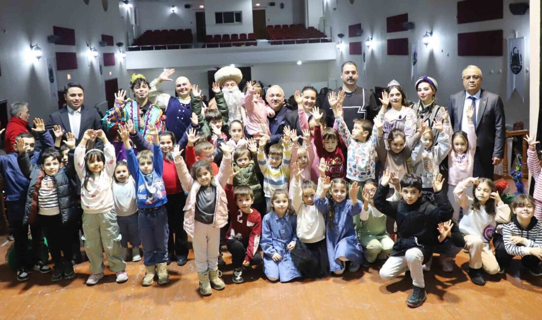 Esen’in karne hediyesi tiyatro etkinliğine bin çocuk katıldı Ara tatil dolayısıyla Çankırı Belediyesi tarafından düzenlenen tiyatro etkinliği, yaklaşık