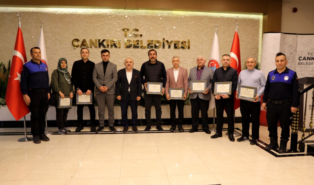 Başkan Esen’den Kurallara Uyan Esnafa Teşekkür Belgesi Çankırı Belediye Başkanı İsmail Hakkı Esen, şehir merkezindeki gıda üretim