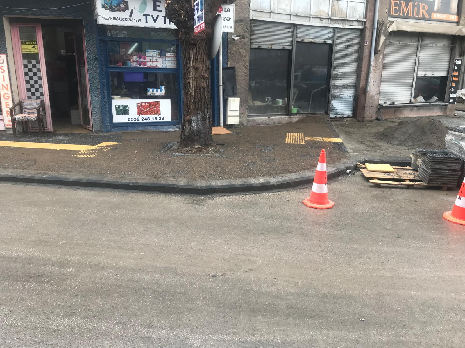Çankırı Belediyesi tarafından tarafından kısa süre önce yenilenen kaldırımda, engelli