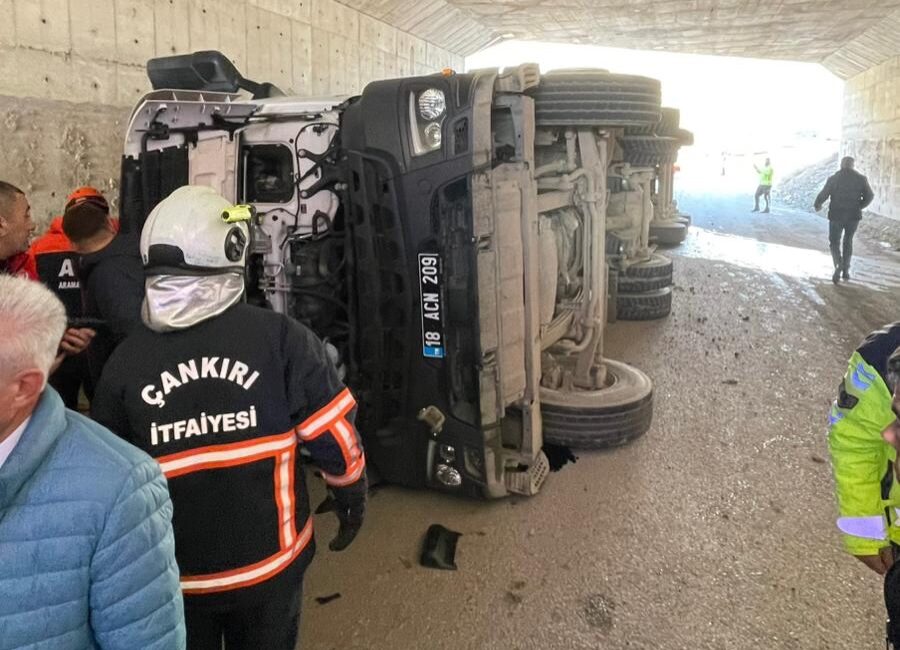 Çankırı’da devrilen tırdaki 4 kişi yaralandı Çankırı’da tırın devrilmesi sonucu 4 kişi yaralandı. Alınan bilgiye göre,
