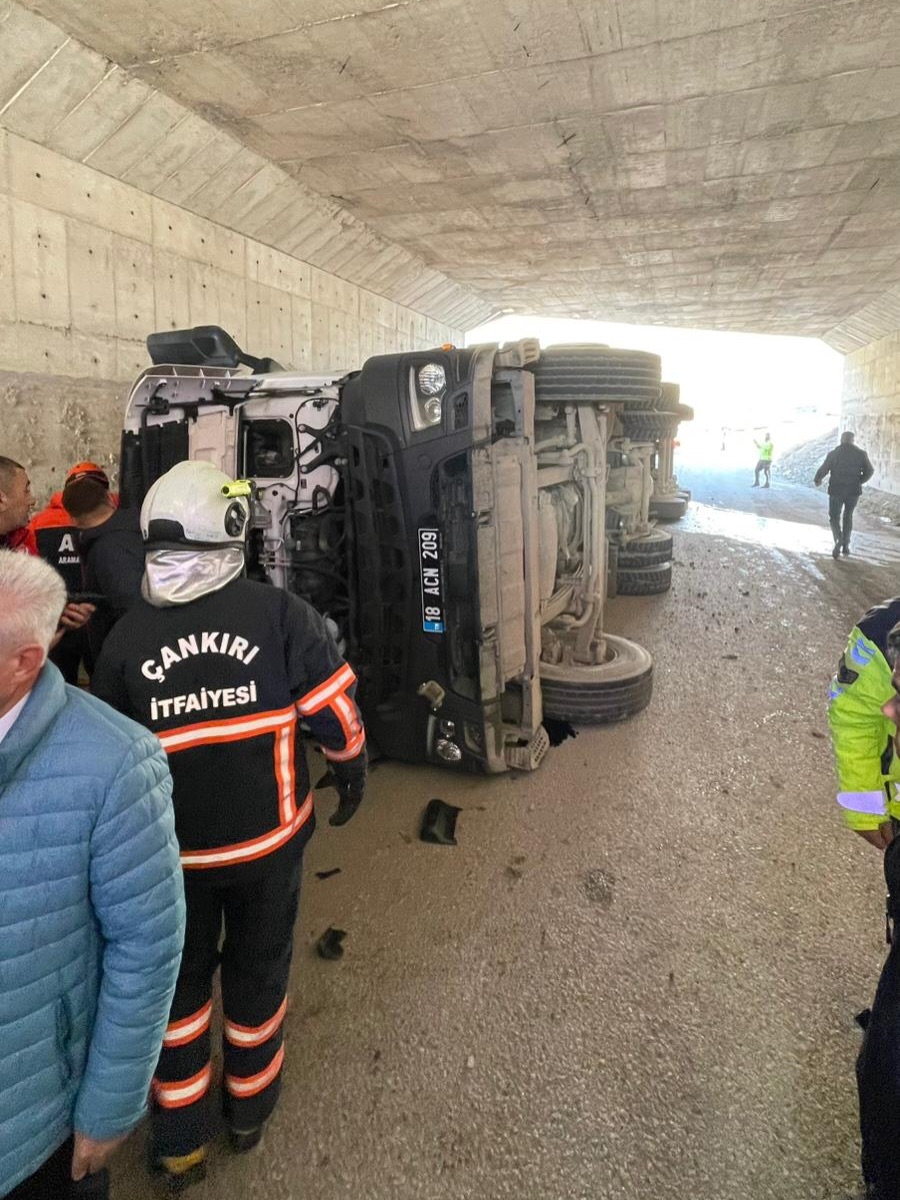 Çankırı’da tırın devrilmesi sonucu 4 kişi yaralandı. Alınan bilgiye göre,