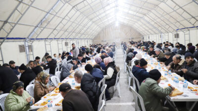 Çankırı Belediyesi tarafından Ramazan ayı boyunca kurulan iftar çadırında yüzlerce