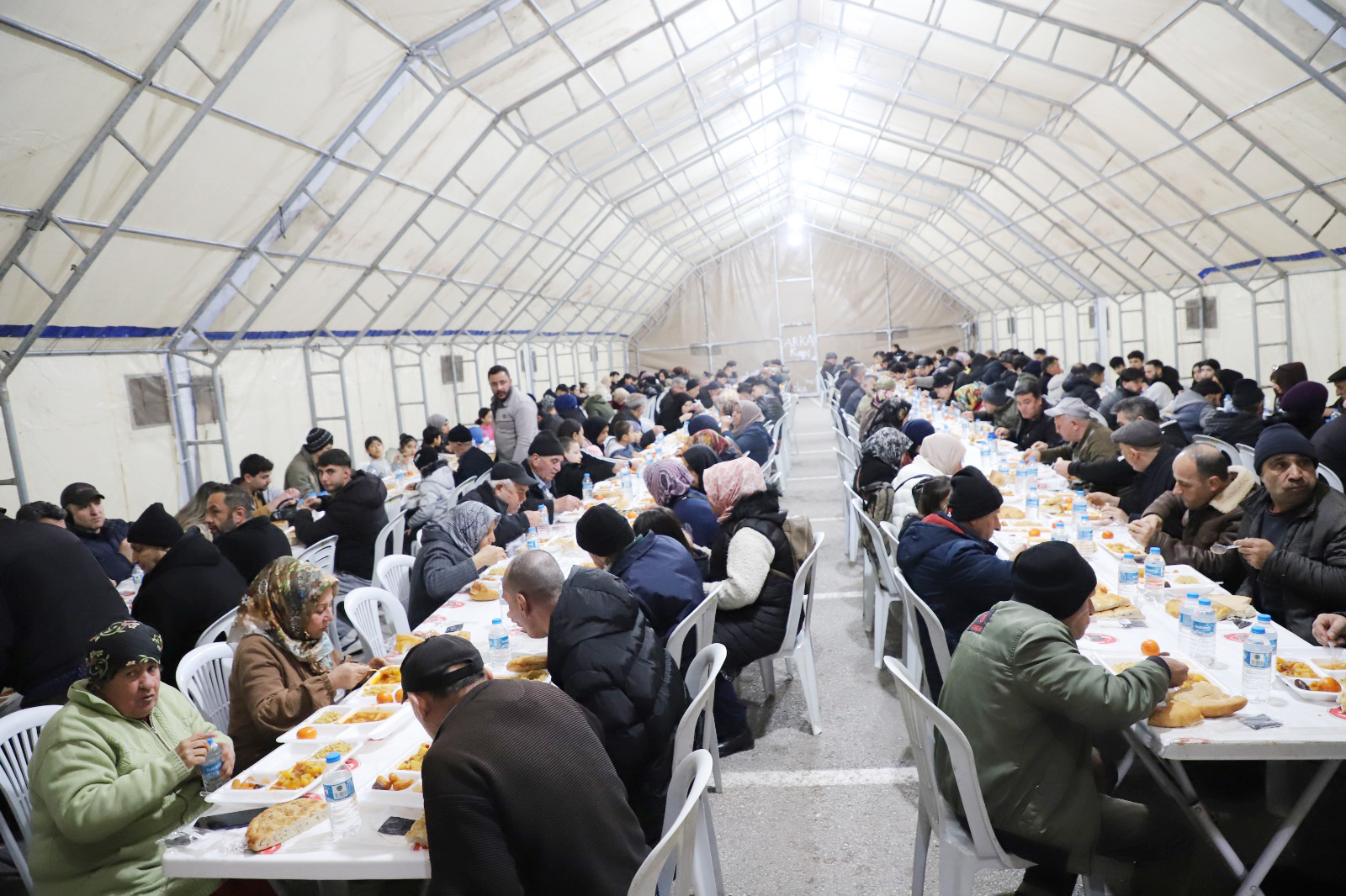 Çankırı Belediyesi tarafından Ramazan ayı boyunca kurulan iftar çadırında yüzlerce