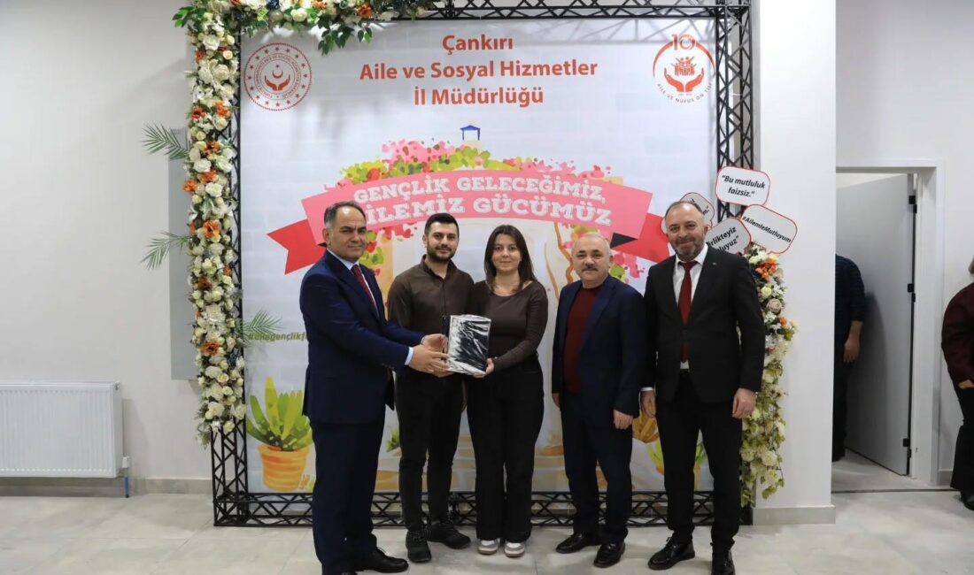 “Bir Yastıkta Bir Ömür” programı yapıldı Aile Yılı kapsamında evlilik kredisi desteğinden yararlanan çiftlerle “Bir Yastıkta